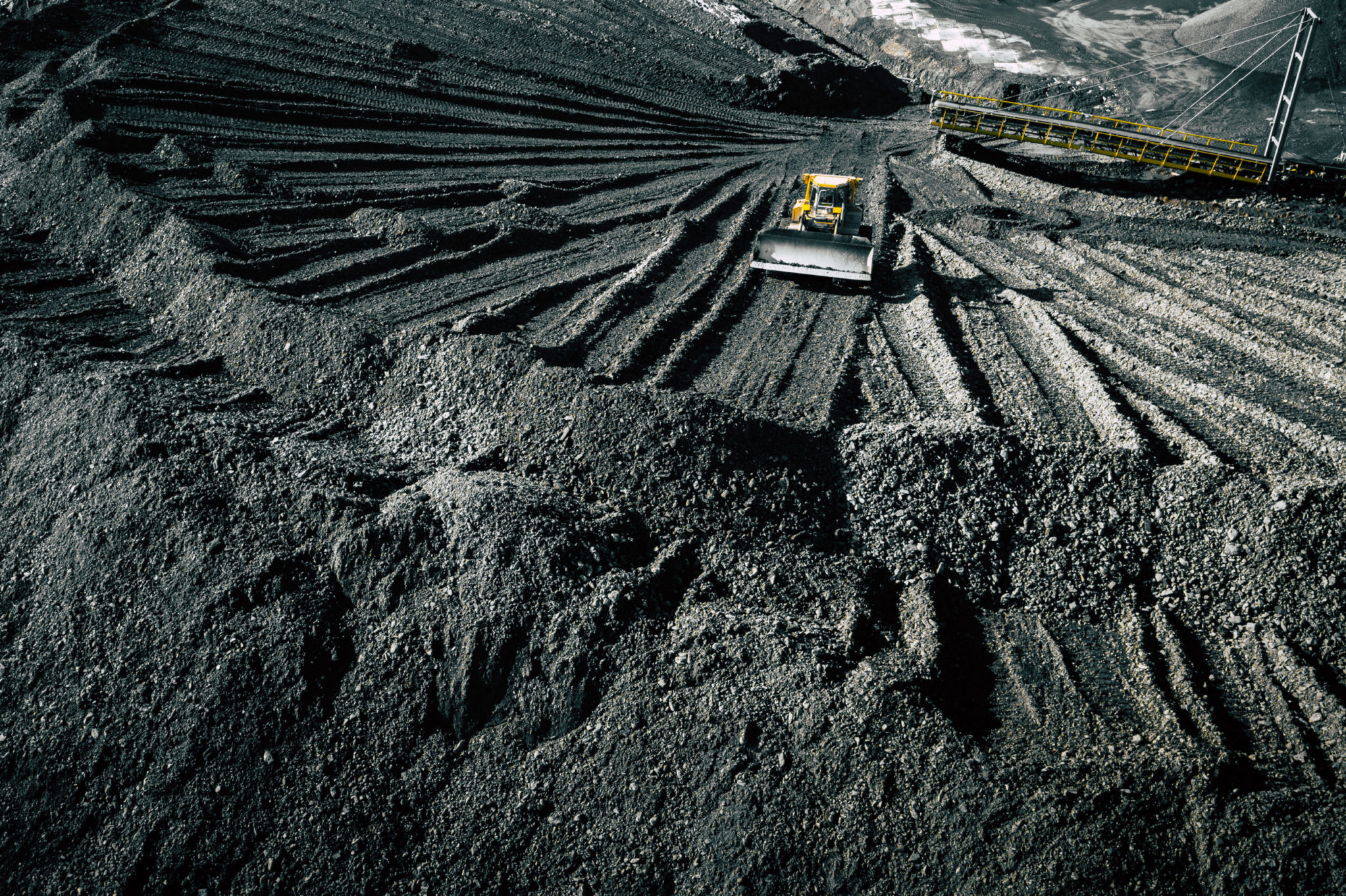 Mining field. Текстура угля. Добыча угля сверху. Угли вид сверху. Угольная промышленность 2023.